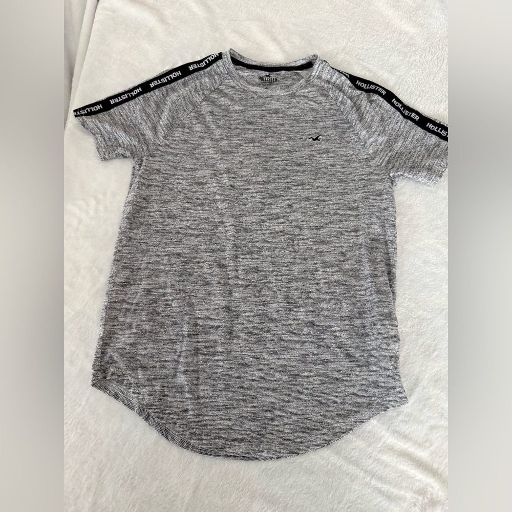 HOLLISTER Men’s Heather Grey Curved Hem Tee Branded Shoulders T-Shirt XS